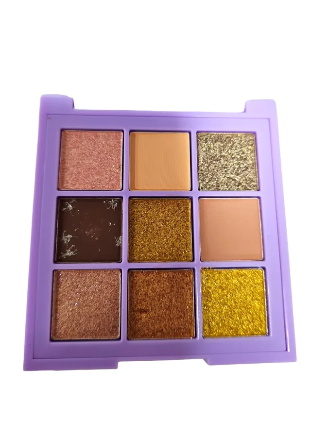 22FC7CFF-DB10-4CEF-9AC8-A9D3279E48D9-1.jpg Paleta de maquillaje Lyrics - Imagen 1